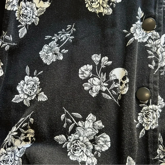 Torrid Twill Bomber Jacket Black and White Skull Print Size 1/1X - Picture 8 of 8